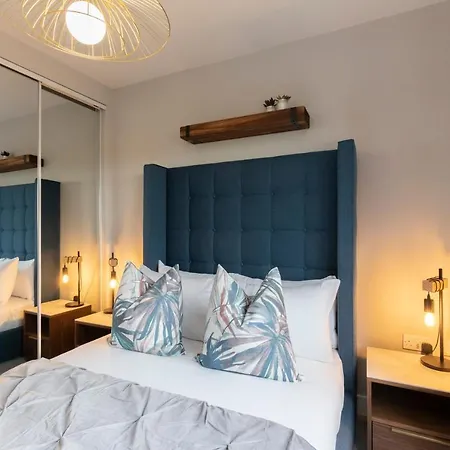 Elliot Oliver - Stunning Three Bedroom Penthouse With Large Terrace & Parking Gloucester Exterior photo