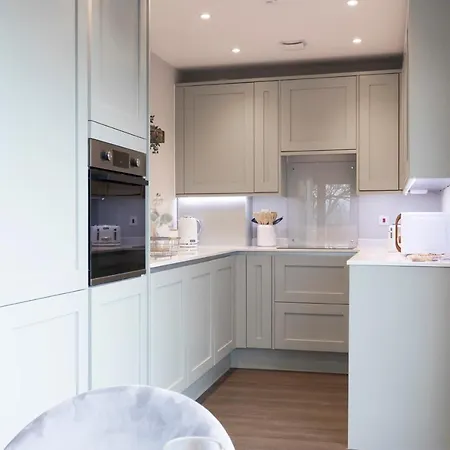 Elliot Oliver - Stunning Three Bedroom Penthouse With Large Terrace & Parking Gloucester Exterior photo