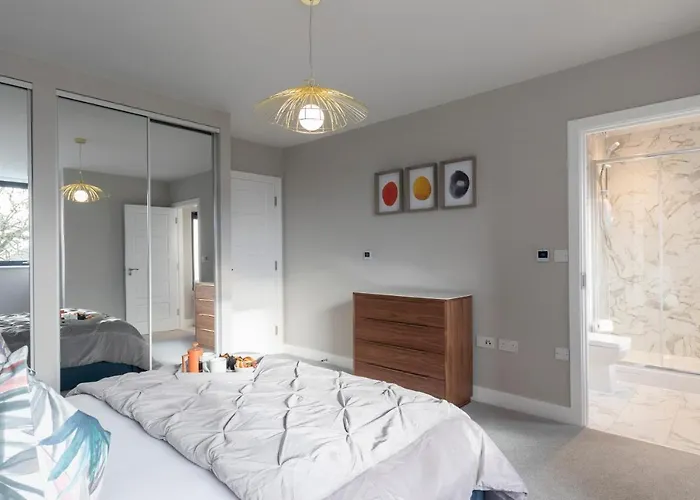 Elliot Oliver - Stunning Three Bedroom Penthouse With Large Terrace & Parking