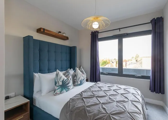 Elliot Oliver - Stunning Three Bedroom Penthouse With Large Terrace & Parking