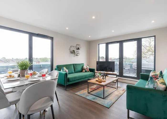Elliot Oliver - Stunning Three Bedroom Penthouse With Large Terrace & Parking